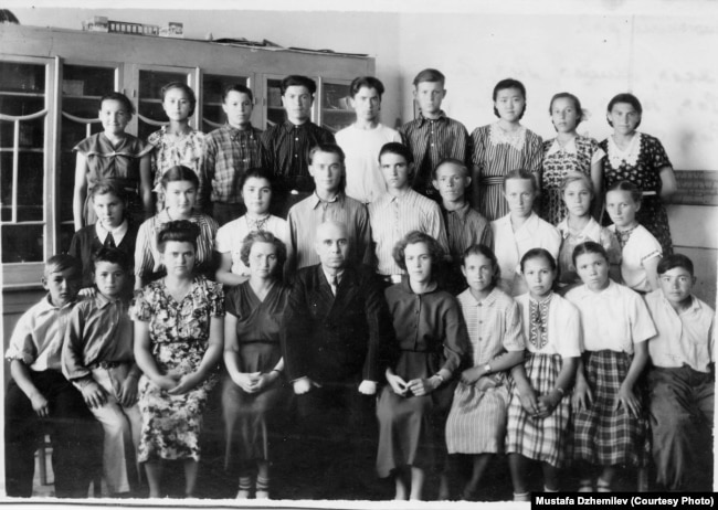 Мустафа Джемілєв (другий зліва в нижньому ряду) – учень 8 класу Мірзачульської середньої школи. Архів Мустафи Джемілєва