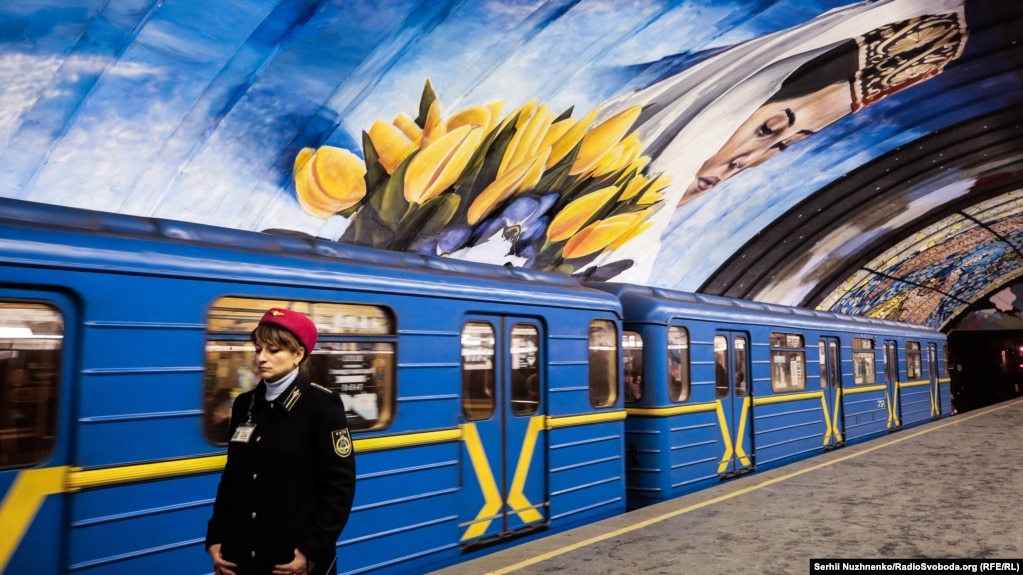 Një fotografi e vitit 2018 e një treni të metrosë në stacionin Osokorki në Kiev.