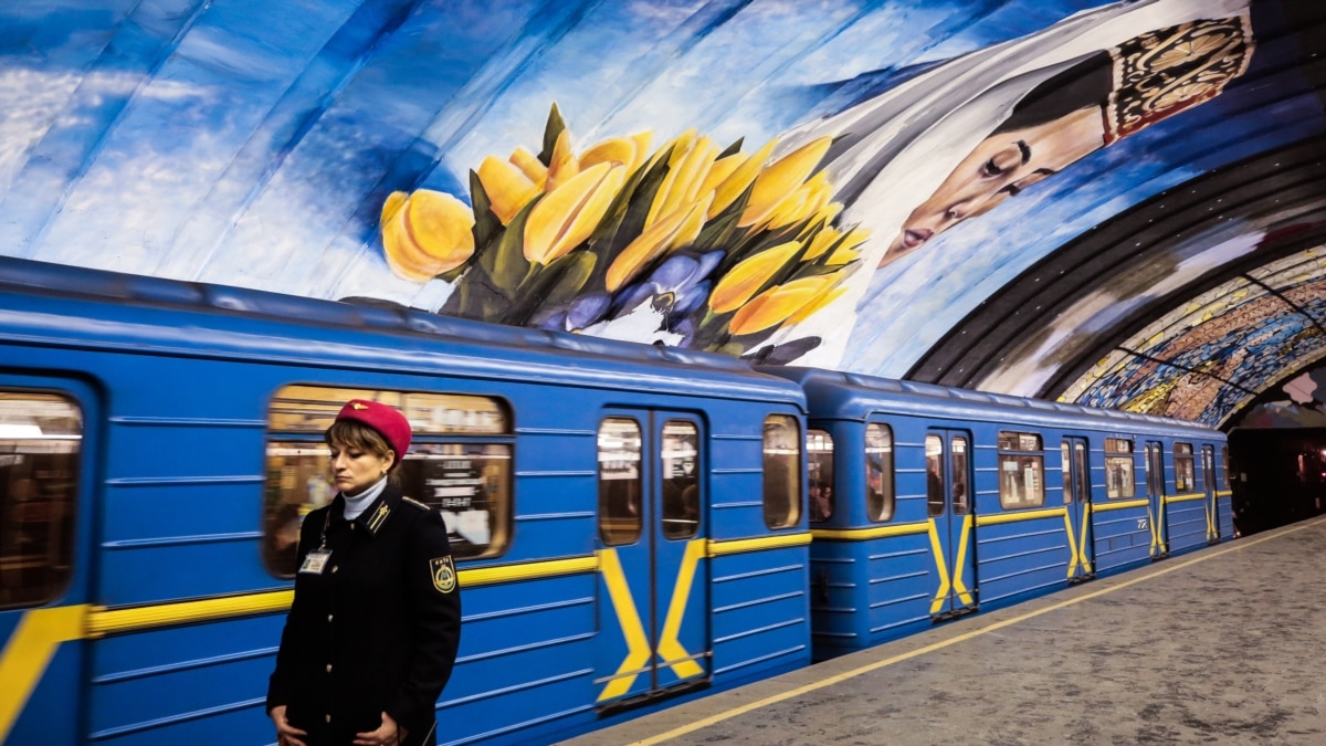 Поезд метро Москва арт