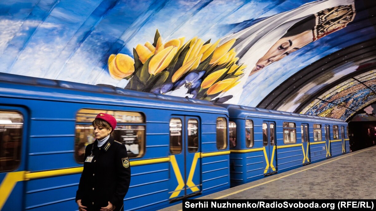 Një fotografi e vitit 2018 e një treni të metrosë në stacionin Osokorki në Kiev.