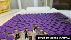 A Pizer-BioNTech koronavírus elleni oltószer ampullái Csehországban