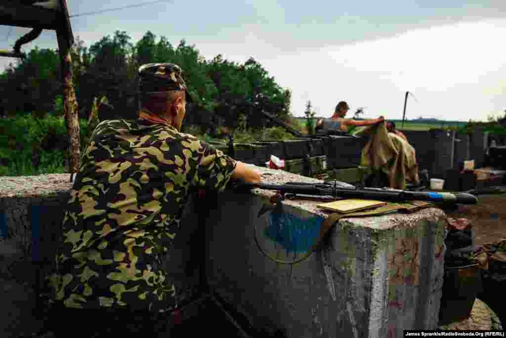 Бійці 17-го батальйону відпочивають на блокпості між Дзержинським та Горлівкою. Протягом дня, зазвичай, тихо, але вночі посилюється стрілянина