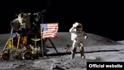 John Yound gjatë ecjes së tij në Hënë