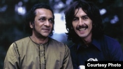 Ravi Shankar cu discipolul său George Harrison în anii 1970