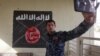 Իրաքի ոստիկանական ջոկատի սպան սելֆի է անում ԻՊ-ի դրոշի ֆոնին, 10-ը հունվարի, 2017թ․