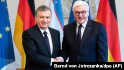 German President Frank-Walter Steinmeier (right) will be meeting Uzbek President Shavkat Mirziyoev (left) on his three-day visit to the Cental Asian country. (file photo)