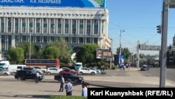 Полицейские на площади Республики в Алматы. 21 мая 2016 года.