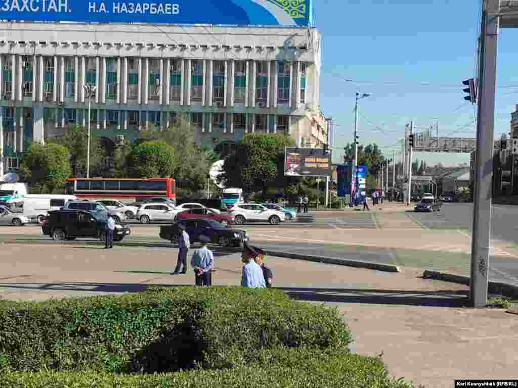 Сәтпаев және Фурманов көшелерінің қиылысында тұрған полиция өкілдері. Алматы, 21 мамыр 2016 жыл.