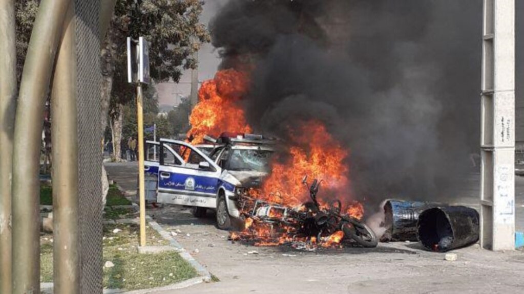 صحنه‌ای از به آتش کشیدن خودروهای نیروی انتظامی در شیراز که یکی از کاربران رادیو فردا فرستاده است.