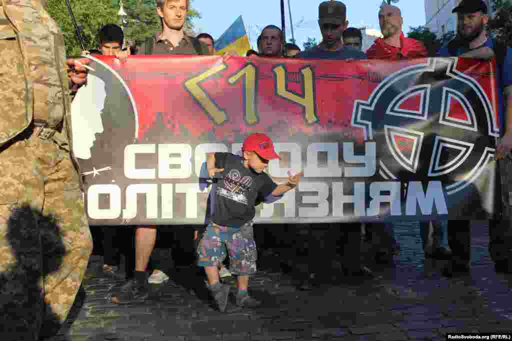 «Юний протестувальник» у колоні зі своїми старшими товаришами