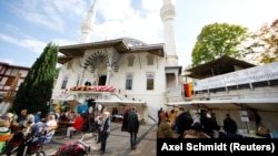 Globalizacija je upravo osnažila nacionalne identitete kao vrstu otpora (Foto: nemačka zajednica ispred jedne od džamija u Berlinu)