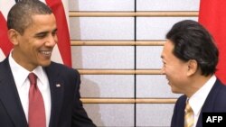 Japanese Prime Minister Yukio Hatoyama (right) meets with U.S. President Barack Obama in Tokyo today.