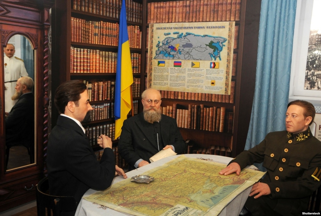 Фігури історичних постатей в музеї «Становлення української нації» у Києві. Зліва направо: Володимир Винниченко, Михайло Грушевський та Симон Петлюра