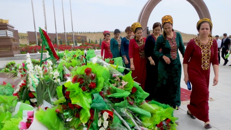 Diňle: Türkmenistanda Ýeňiş güni bellenýär, prezident Moskwada harby parada gatnaşýar