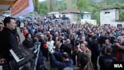 Премиерот Никола Груевски во посета на Македонците кои живеат во Голо Брдо, Албанија на 15 октомври 2011.