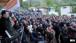 Премиерот Никола Груевски ги посети Македонци кои живеат во Голо Брдо, Албанија на 15 октомври 2011.
