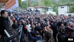 Премиерот Никола Груевски ги посети Македонци кои живеат во Голо Брдо, Албанија на 15 октомври 2011.