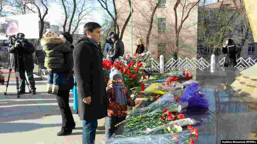 Некоторые жители города пришли на акцию памяти Декабрьских событий 1986 года со своими детьми. Алматы, 17 декабря 2015 года. 
