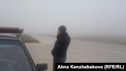 В Таразе дорожные полицейские работают с «помощниками», которые не имеют ни документов, ни полицейской формы. 29 ноября 2015 года.