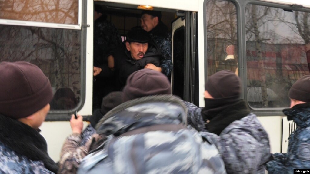 Полицейский спецназ проводит задержания на месте возможного митинга в Нур-Султане. 27 февраля 2020 года.