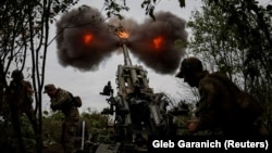 Ukrán katonák M777 vontatott tarackkal tüzelnek a frontvonalon Harkiv régióban 2022. július 21-én