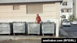 В Туркменистане не только бомжи, но женщины и дети нередко копаются в мусорных контейнерах в поисках еды и одежды. Ашхабад, 2019