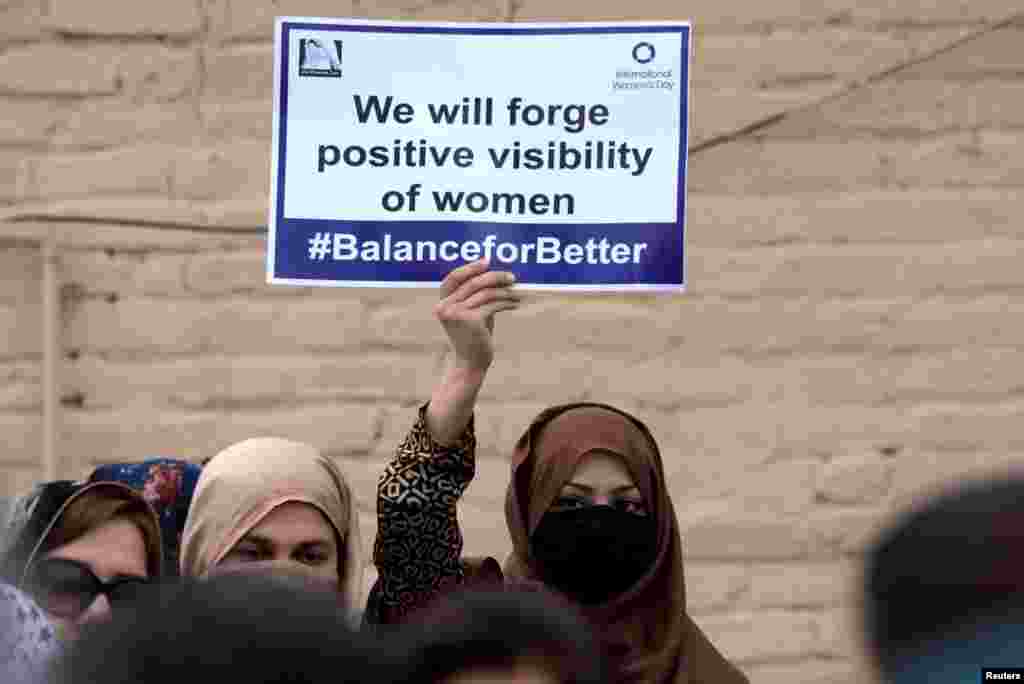 Жените се борят за правата си и в Пешавар, Пакистан.