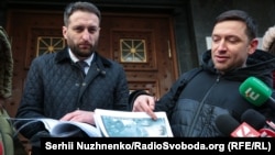 Віталій Коломієць (ліворуч) та Микола Ореховський повідомили, що відмовилися отримувати обвинувальний акт своїй підзахисній Яні Дугарь через «порушення її права на захист». 