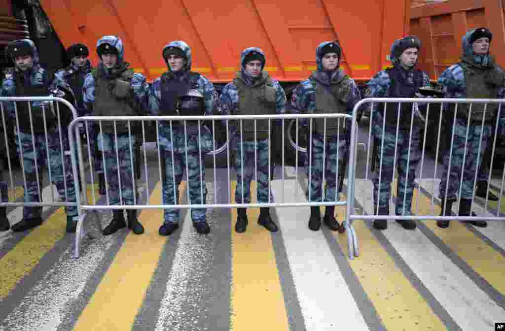 Сотрудники Росгвардии на Марше Немцова в Москве.