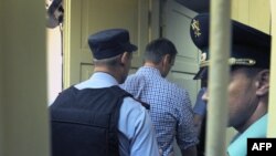 Олексія Навального виводять із зали суду під конвоєм