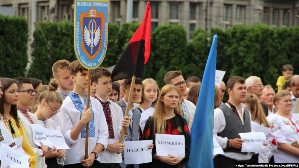 Молоді люди на акції тримали у руках листки з назвами українських сіл, звідки були депортовані українці