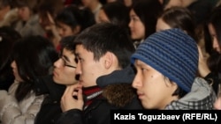 Қазақ студенттер дәріс тыңдап отыр. Алматы, 27 қаңтар 2012 жыл. Көрнекі сурет