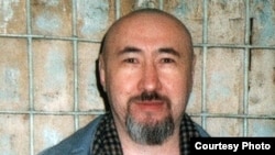 Диссидент Арон Атабек в СИЗО Алматы, вскоре после осуждения на 18 лет тюрьмы.