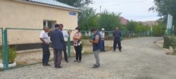 Аким села Каскабулак Жардис Усейнов и сотрудник райотдела внутренней политики беседуют с жителями села. 12 августа 2020 года.