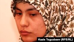 Ирода Эрназарова, жена узбекского беженца-мусульманина Ойбека Кулдошева дает показания в суде. Алматы, 24 декабря 2010 года. 