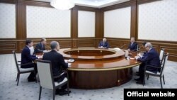 Президент Шавкат Мирзиёев АҚШ Давлат котиби ўринбосари Девид Хейл билан учрашув пайтида. Президент расмий сайтидан олинган сурат.