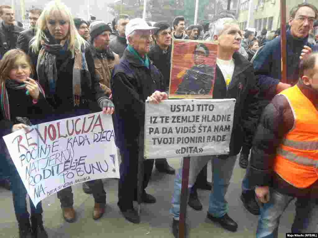 BiH, februar - Početkom mjeseca krenuli protesti građana u Tuzli, nezadovoljnih ekonomskom i političkom situacijom u gradu, kantonu i državi. Prerasli u veliki građanski bunt u svim većim gradovima u BiH, koji je rezultirao formiranjem građanskih plenuma, ponegdje smjenom lokalnih vlasti i ispunjavanjem nekih od građanskih zahjteva. Gotovo dvomjesečni bunt okončan bez radikalnih promjena.