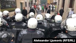 Policijski kordon ispred demonstranata na Cetinju, 5. septembar