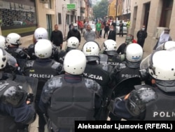Kordon policije ispred demonstranata koji se protive ustoličenju Joanikija na Cetinju, 5. septembar