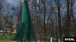 Босния-Герцеговина, Сараеводогу согушта өлгөн балдарга арнап тургузулган эстелик, 6-апрель 2009