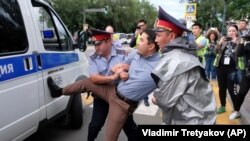 Almaty. Polisiýa protestçini tussag edýär. Arhiw suraty