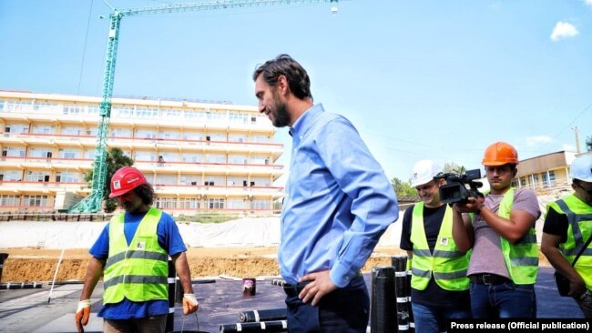 Ministri i Shëndetësisë, Uran Ismaili duke inspektuar punimet në ndërtimin e spitalit të ri pediatrik në Prishtinë.