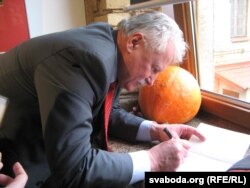 Валянцін Голубеў падпісвае кнігу