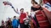 В Симферополе празднуют годовщину «референдума за присоединение к России». Один из демонстрантов в колонне держит в руке флаг Крыма. 16 марта 2017 года
