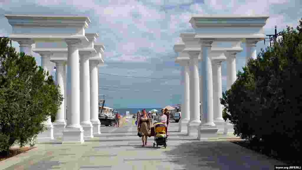 Вход на пляж парка Победы в Севастополе с массивными колоннами