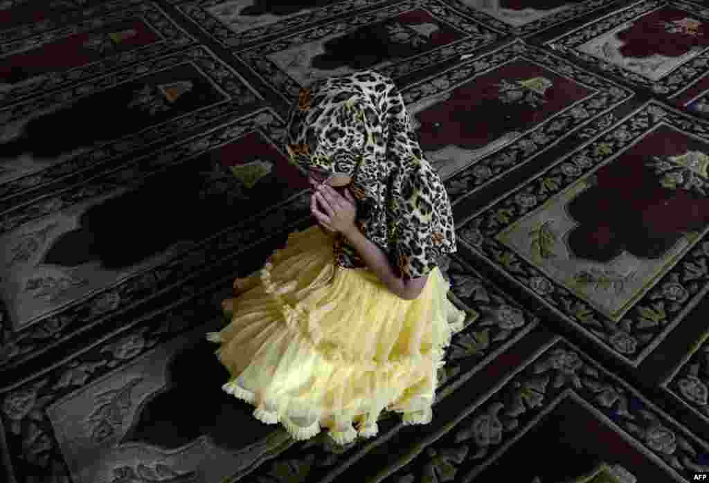 A Kashmiri child prays inside Kashmir's main mosque during Ramadan in downtown Srinagar. (AFP/Tauseef Musafa)