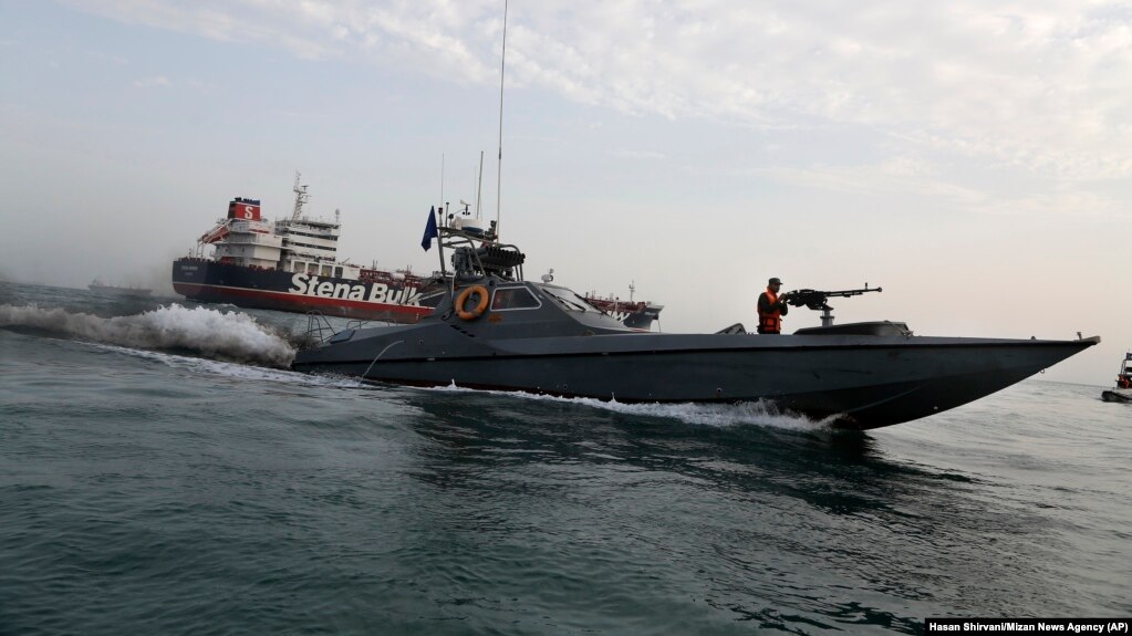 قایق تندرو سپاه در اطراف نفتکش بریتانیایی استنا ایمپرو
