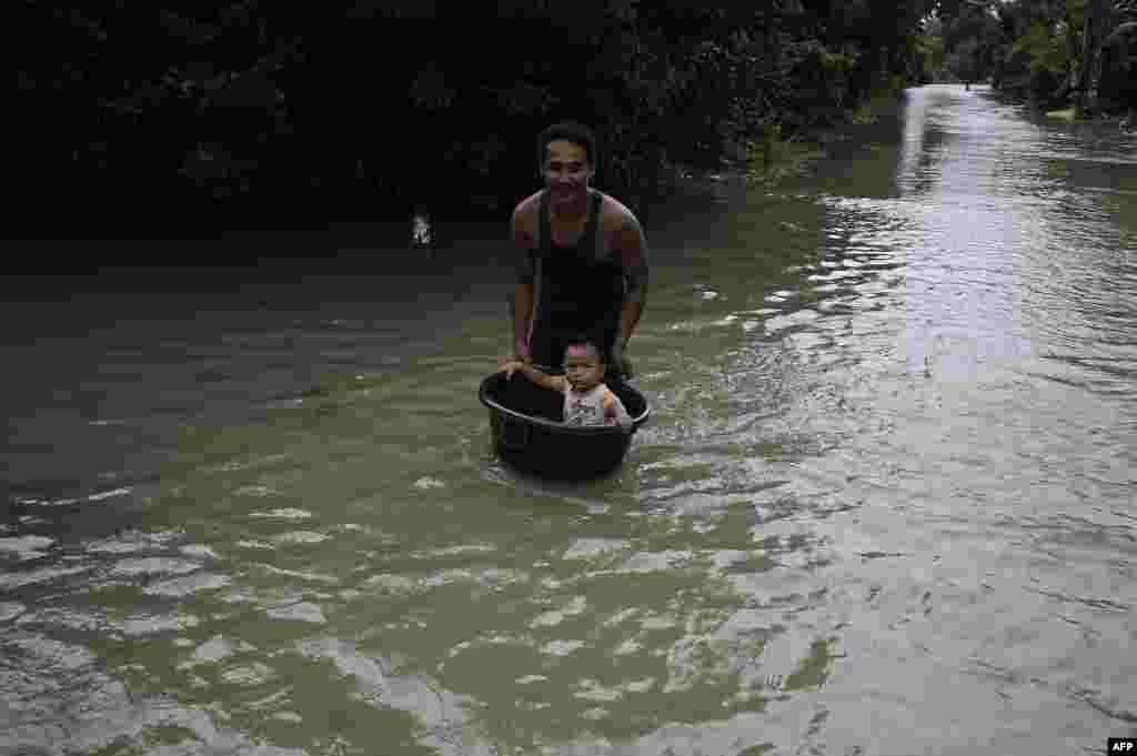Tajland - Poplave na jugu zemlje, u provinciji Narathiwat, 25.11.2011. Foto: AFP / Madaree Tohlala