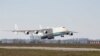 Фото мирного часу: найбільший у світі транспортний літак AН-225 «Мрія» приземляється в Гостомелі, 2020 рік