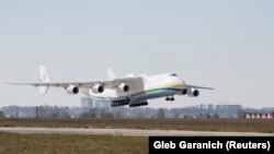 Фото мирного часу: найбільший у світі транспортний літак AН-225 «Мрія» приземляється в Гостомелі, 2020 рік